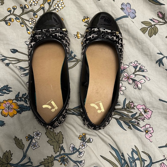 Black and White Flats - Picture 1 of 2